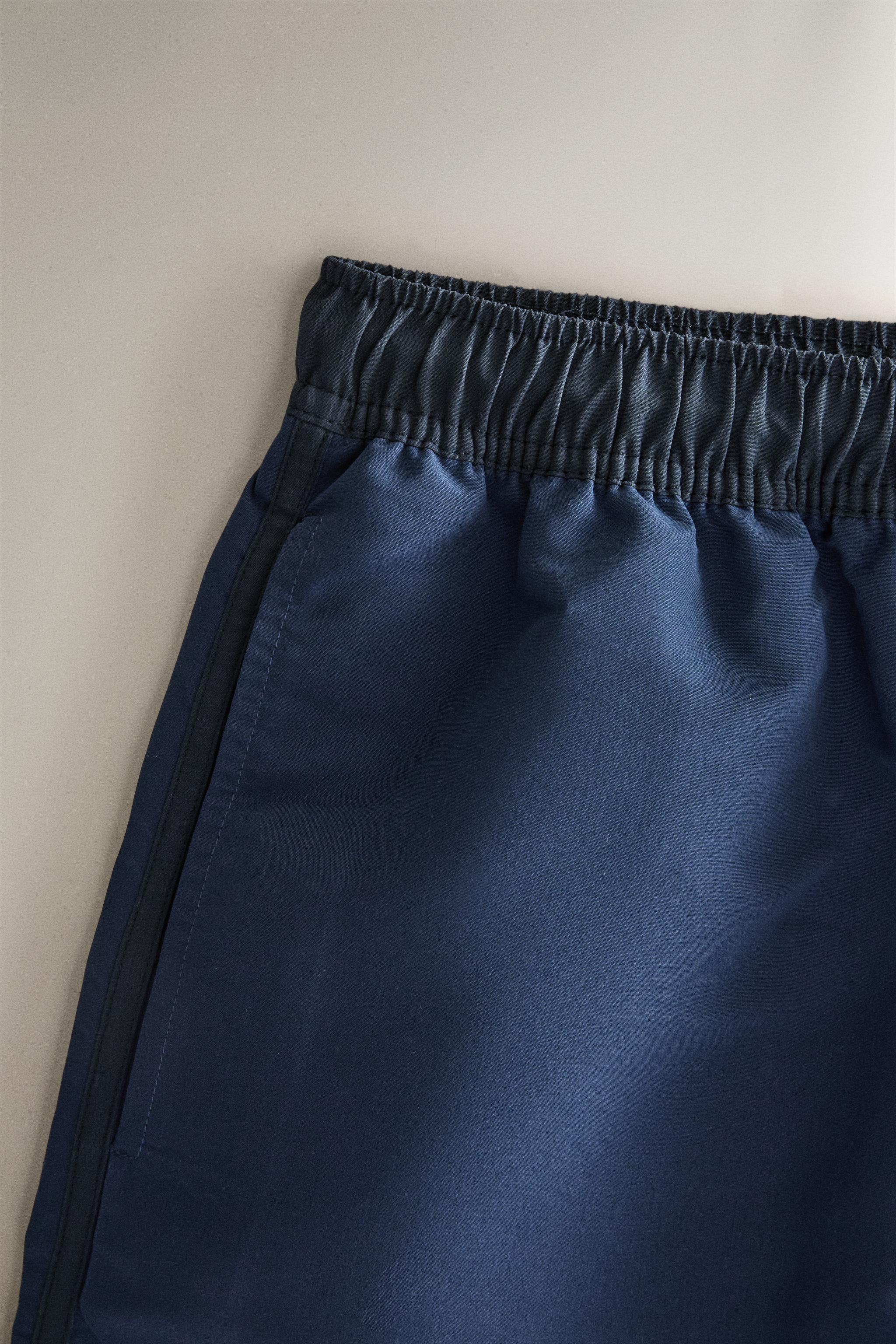 SHORT DE BAIN UNI À CONTRASTE